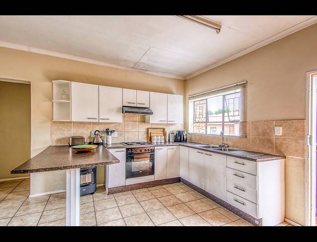 2 BEDROOM APARTMENT TO LET IN WELTEVREDEN PARK